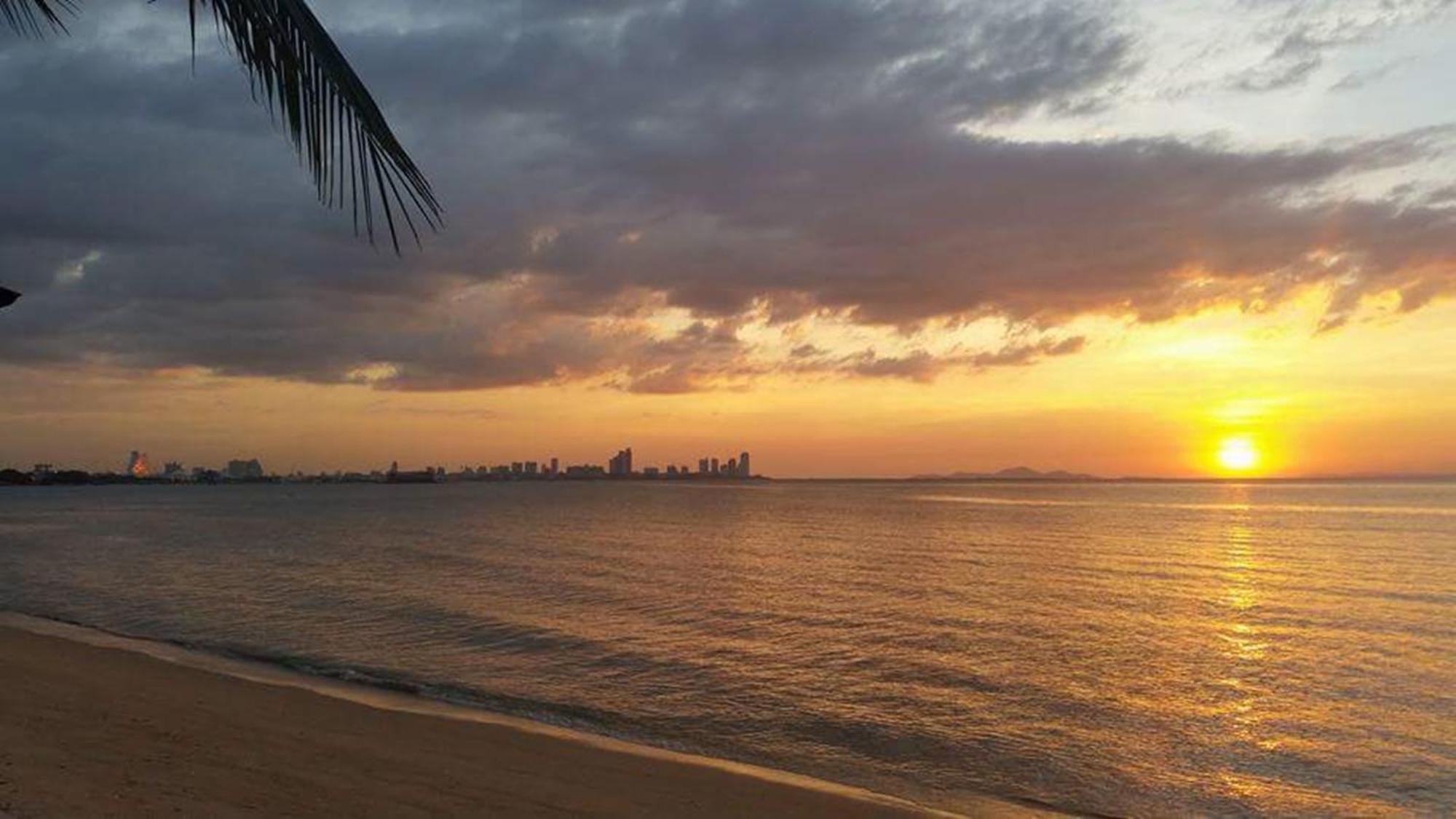 Serene Sands Bang Lamung Exterior photo